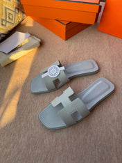 0RAN SANDALS IN WARM GRAY CALFSKIN