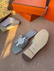 0RAN SANDALS IN WARM GRAY CALFSKIN
