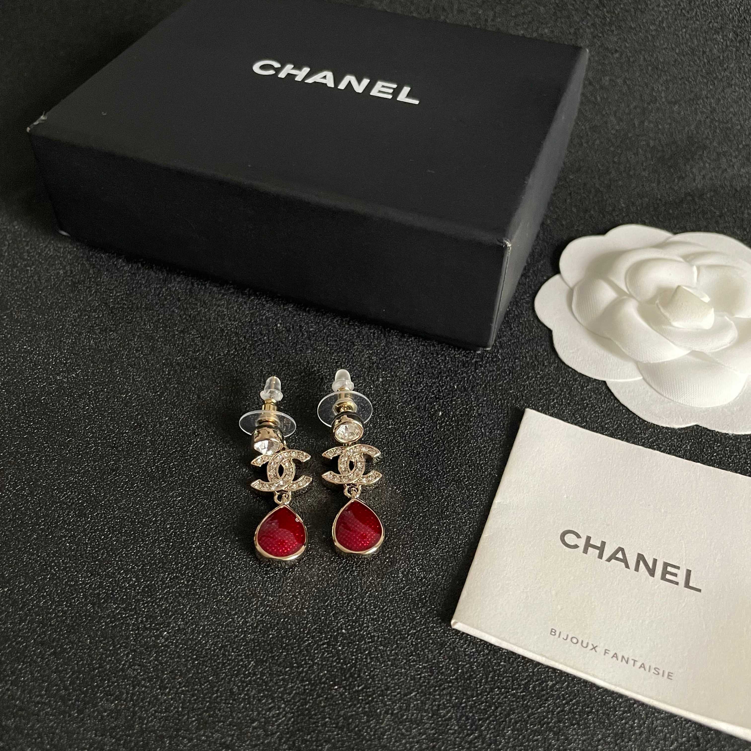 CHANEL 26S DOUBLE C LOGO CRYSTAL & RED TEARDROP DANGLE EARRINGS IN GOLD METAL 629181