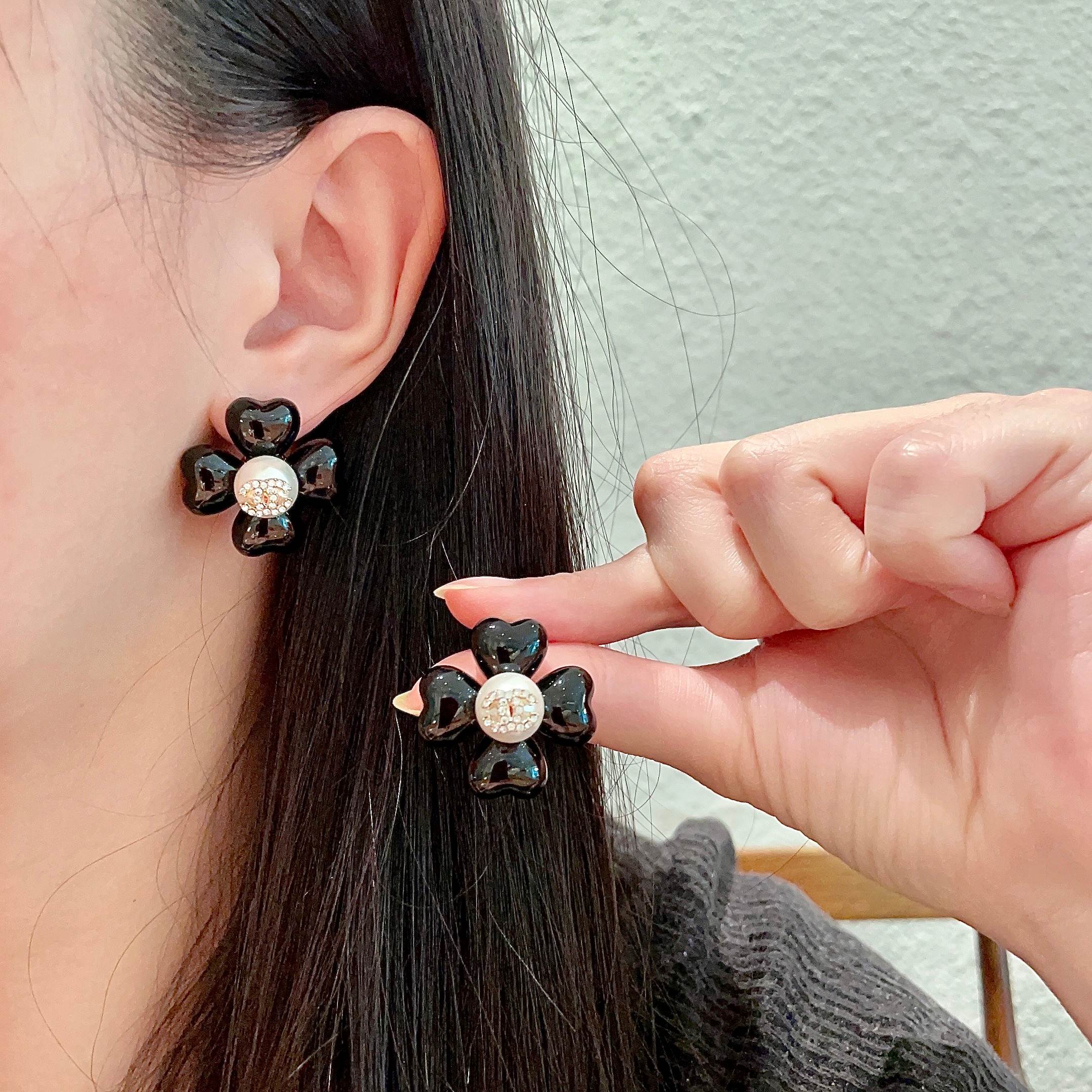 CHANEL 26S DOUBLE C CRYSTAL LOGO BLACK ENAMEL FLOWER STUD EARRINGS IN GOLD METAL 629184