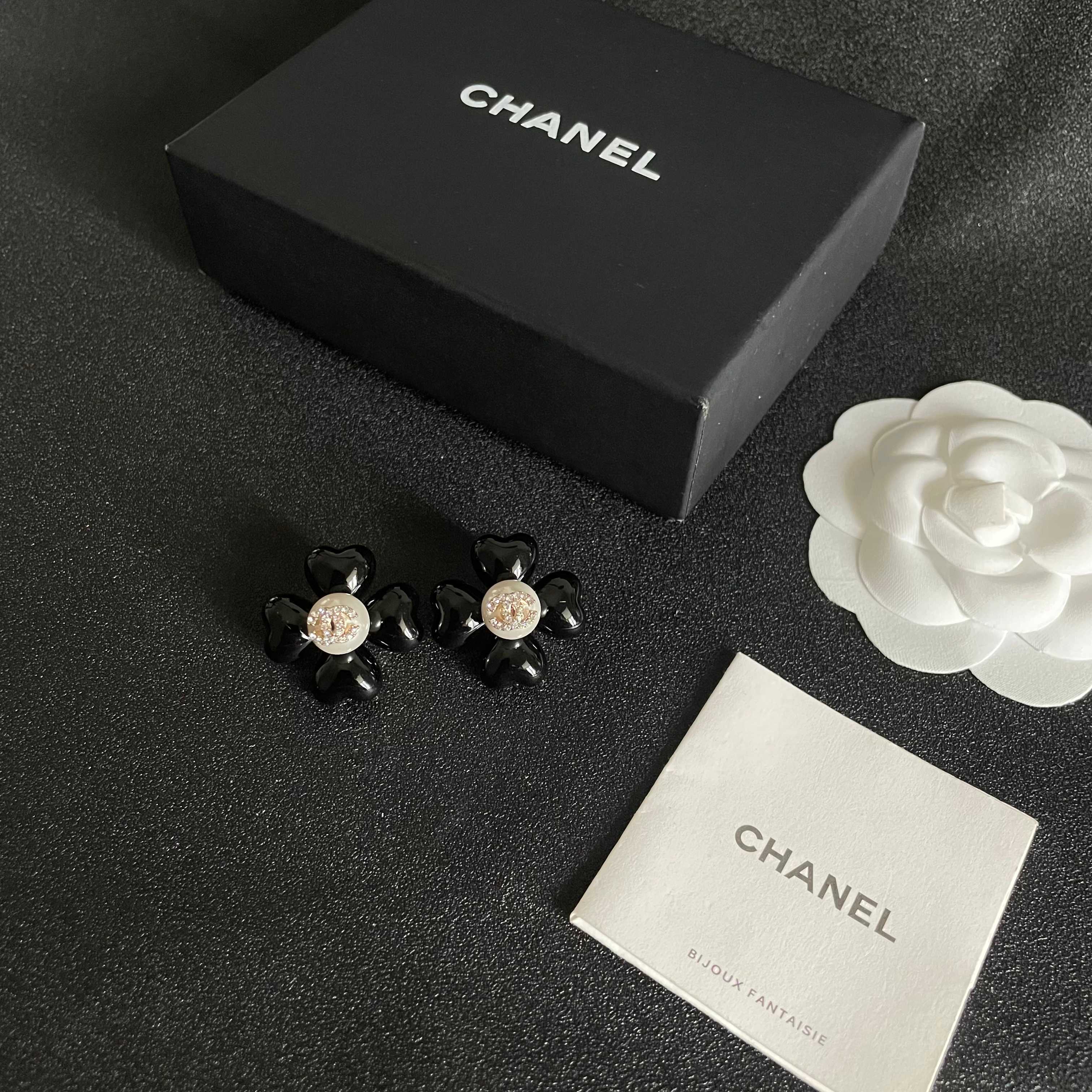 CHANEL 26S DOUBLE C CRYSTAL LOGO BLACK ENAMEL FLOWER STUD EARRINGS IN GOLD METAL 629184