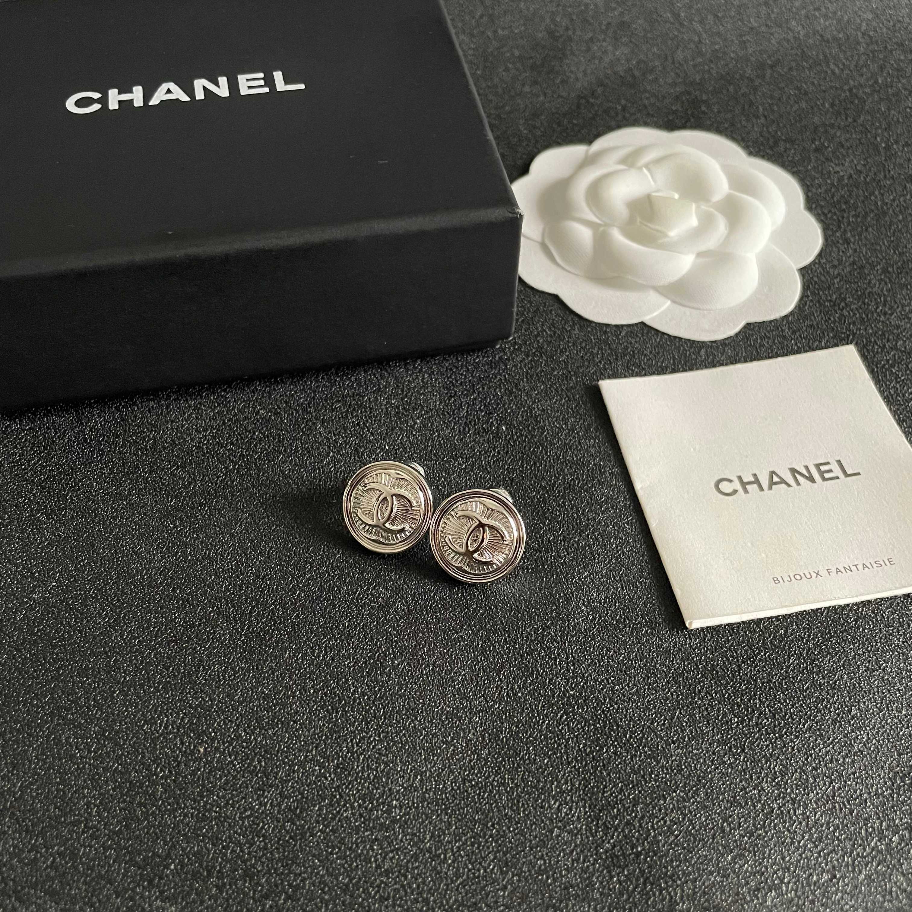 CHANEL 26S DOUBLE C LOGO ENGRAVED ROUND STUD EARRINGS IN SILVER METAL 629190