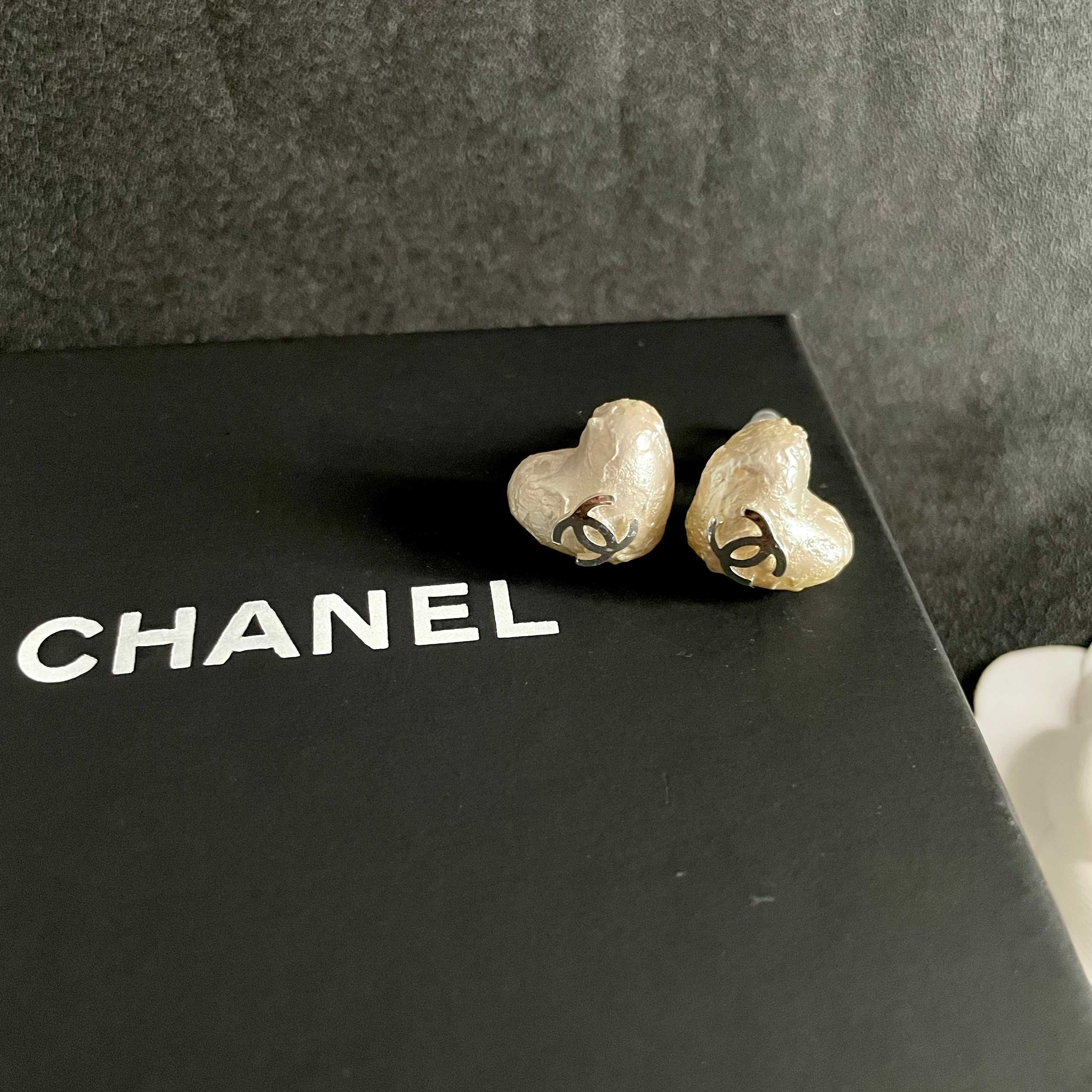 CHANEL 26S TEXTURED HEART CC LOGO STUD EARRINGS IN GOLD METAL 629191