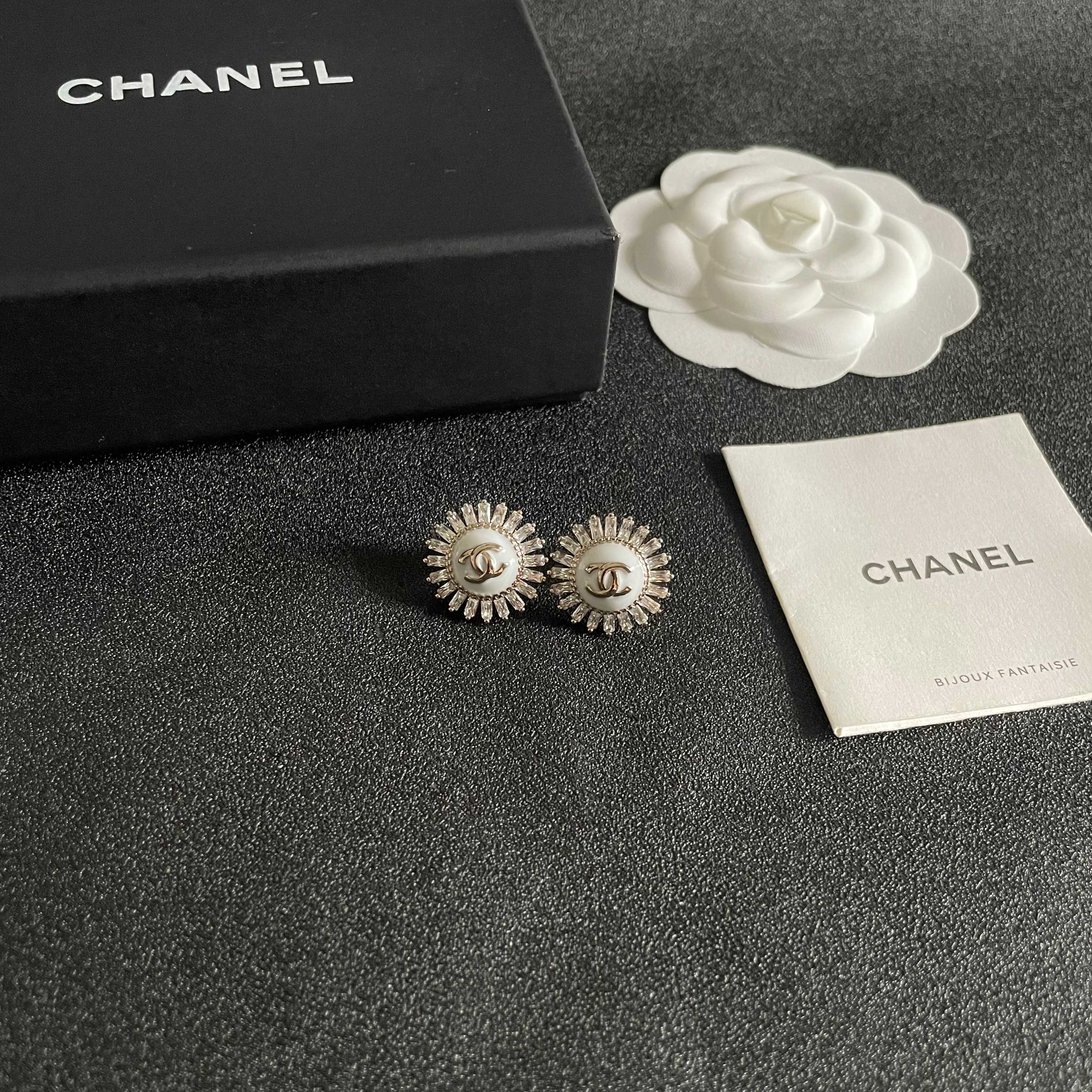 CHANEL 26S DOUBLE C LOGO CRYSTAL SUNBURST STUD EARRINGS IN GOLD METAL 629990