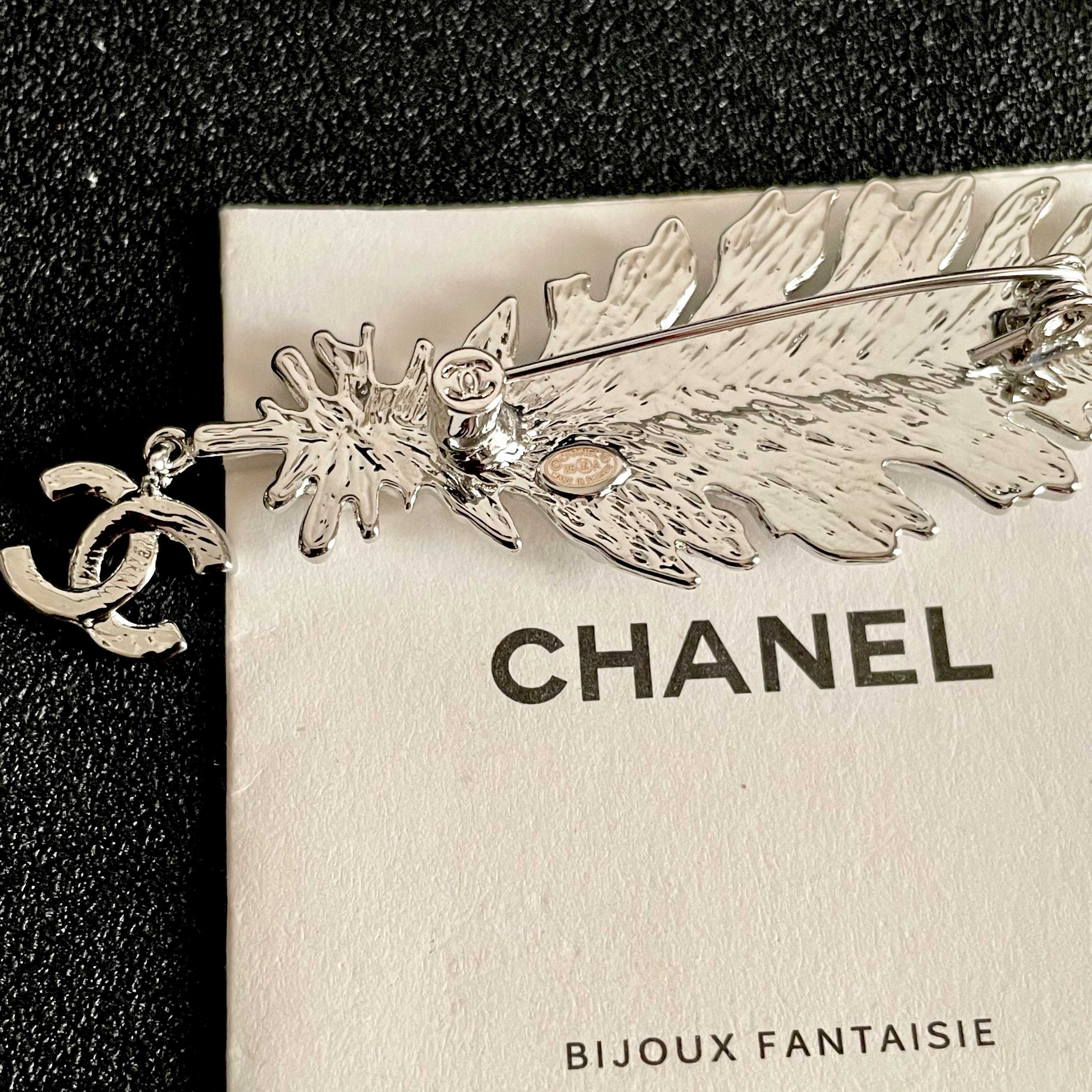 CHANEL 26S DOUBLE C LOGO CRYSTAL EMBELLISHED LEAF BROOCH IN SILVER METAL 630081