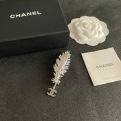 CHANEL 26S DOUBLE C LOGO CRYSTAL EMBELLISHED LEAF BROOCH IN SILVER METAL 630081