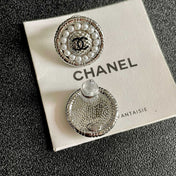 CHANEL 26S DOUBLE C LOGO PEARL ROUND STUD EARRINGS IN SILVER METAL 629907