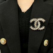 CHANEL 26S DOUBLE C LOGO CRYSTAL & BLACK CHAIN BROOCH IN GOLD METAL 629909