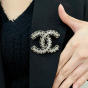 CHANEL 26S DOUBLE C LOGO CRYSTAL & BLACK CHAIN BROOCH IN GOLD METAL 629909