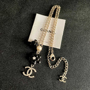 CHANEL 26S DOUBLE C LOGO BLACK FLOWER & PEARL CHARM PENDANT NECKLACE WITH CRYSTAL DETAIL IN GOLD METAL 631012