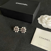CHANEL 26S DOUBLE C LOGO PEARL TRIM ROUND STUD EARRINGS IN SILVER METAL 631020