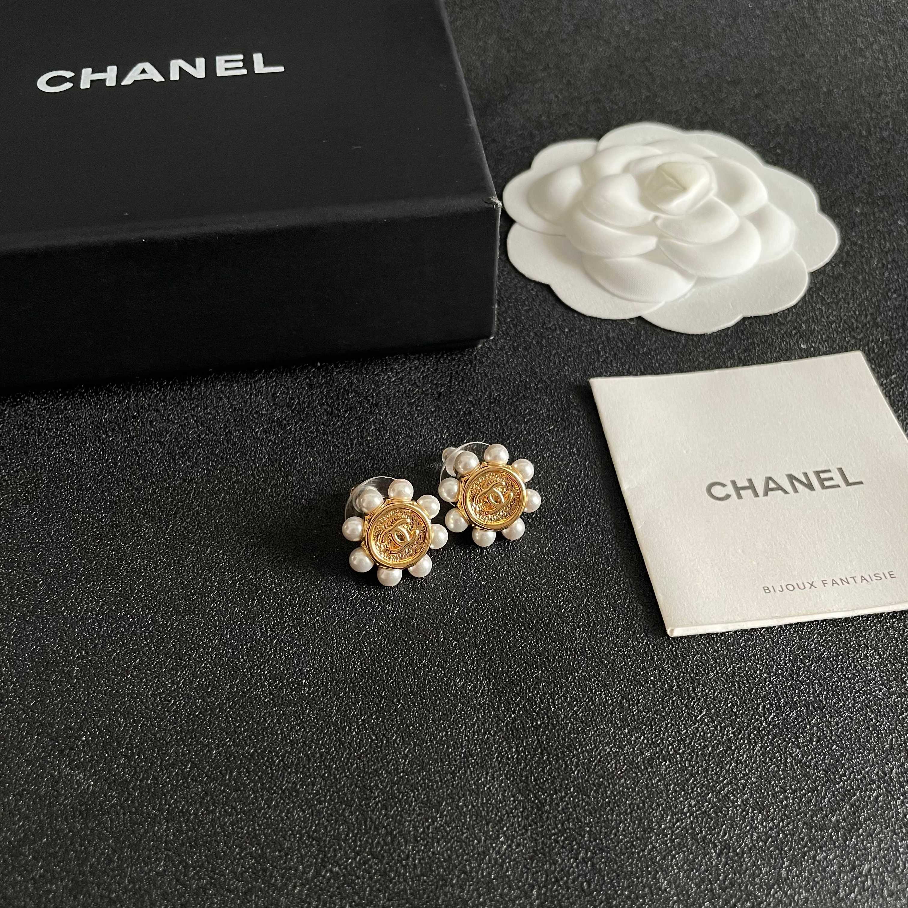 CHANEL 26S DOUBLE C LOGO PEARL TRIM ROUND STUD EARRINGS IN GOLD METAL 631021