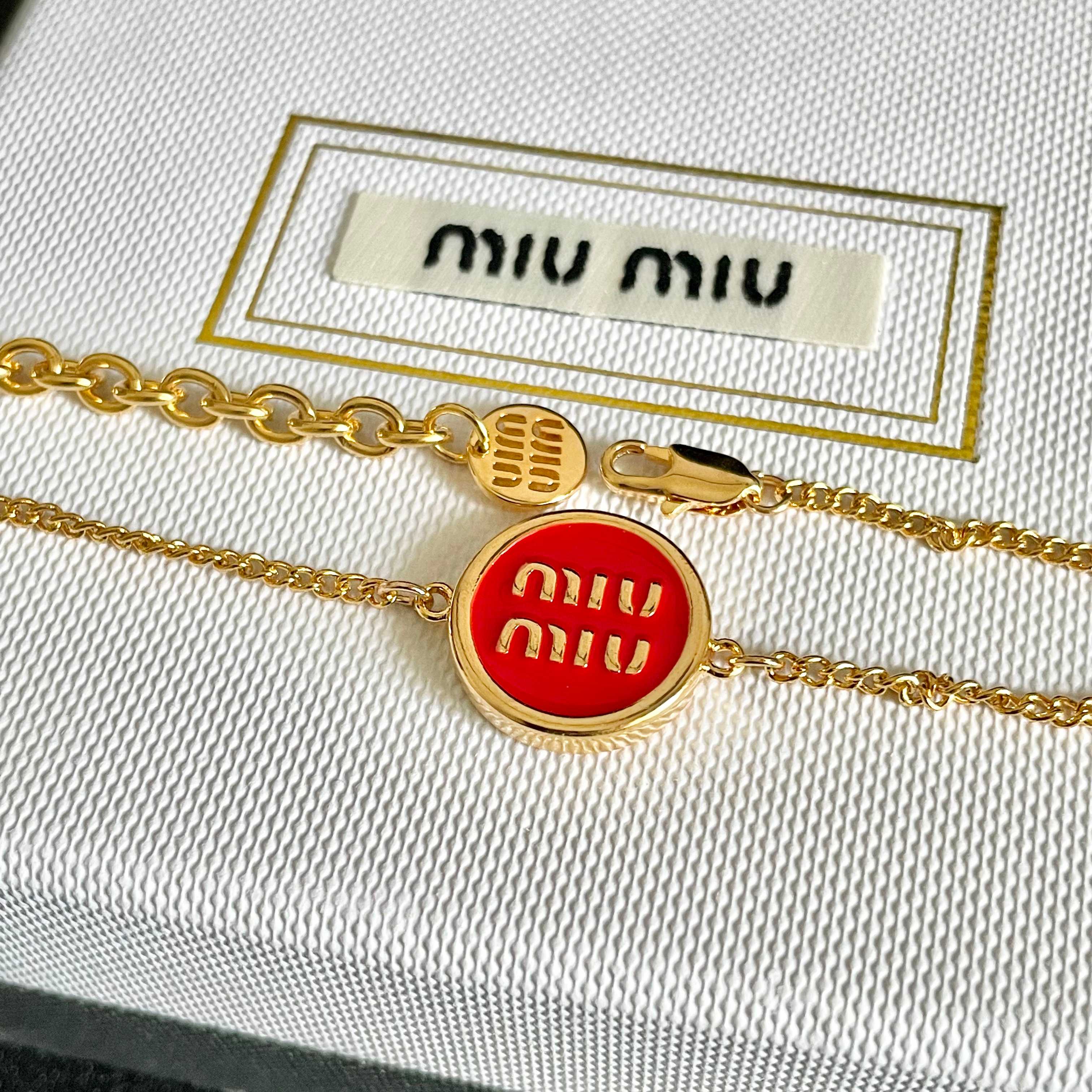 MIUMIU 26S LOGO ROUND BRACELET IN RED ENAMEL AND GOLD TONE METAL 631810