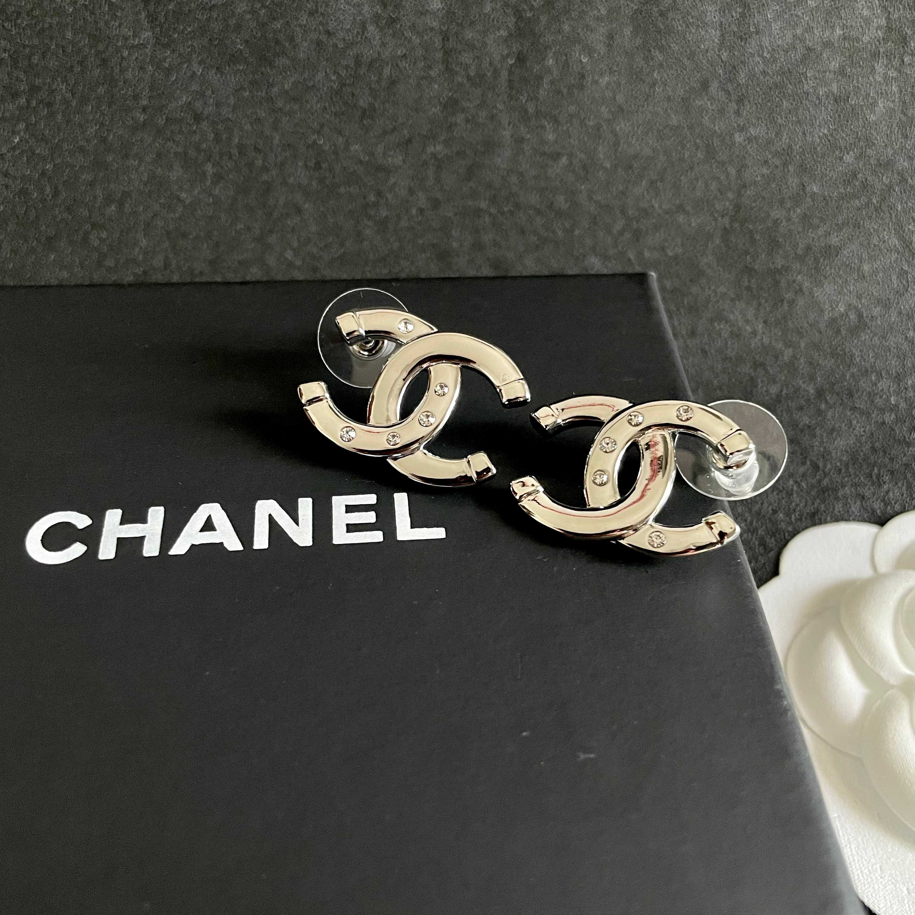 CHANEL 26S DOUBLE C LOGO CRYSTAL STUD EARRINGS IN SILVER METAL 631902