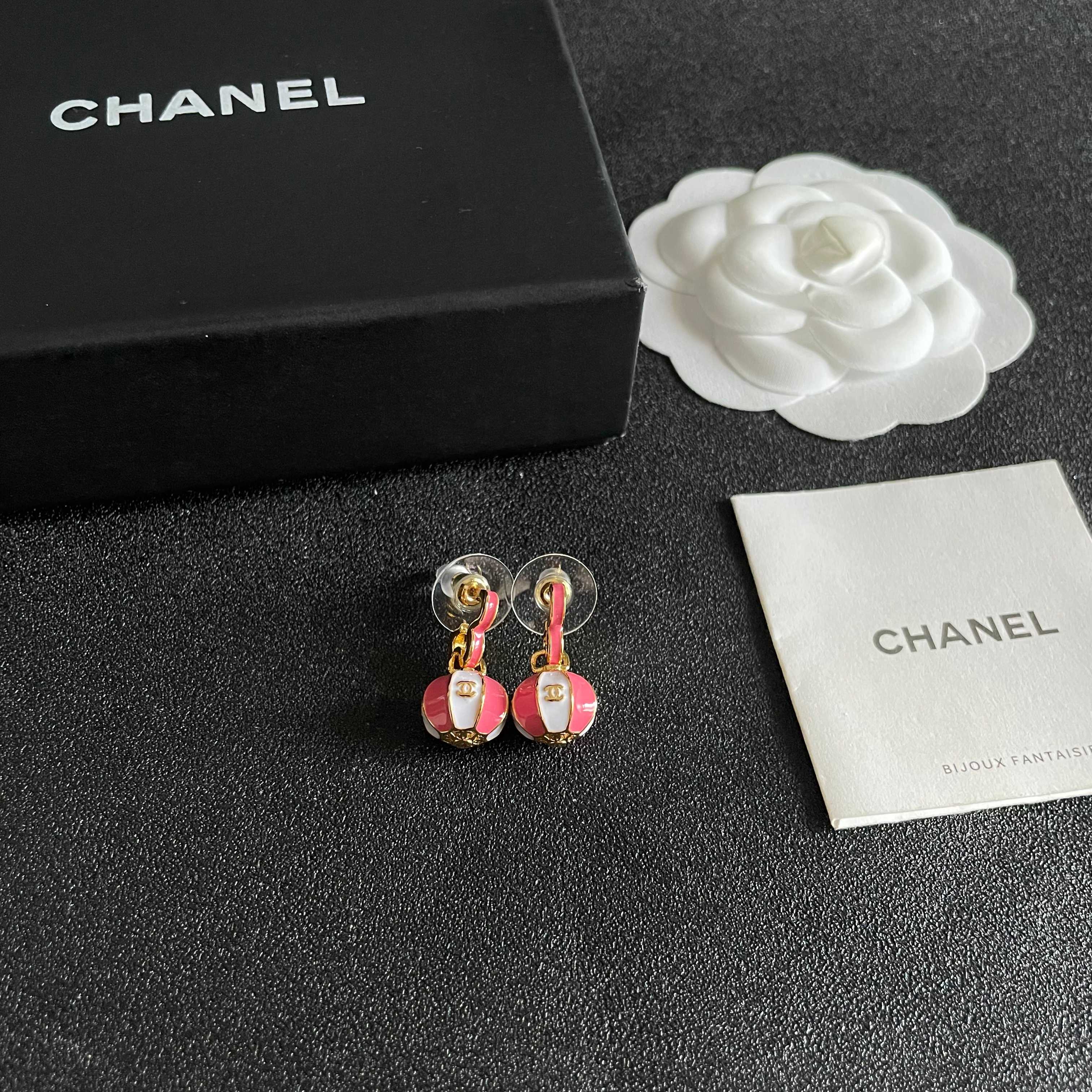 CHANEL 26S DOUBLE C LOGO BALL DROP EARRINGS IN PINK AND WHITE ENAMEL WITH GOLD METAL 631906