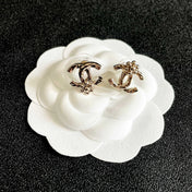 CHANEL 26S DOUBLE C LOGO PEARL STUD EARRINGS WITH FLORAL DETAIL IN GOLD METAL 631917