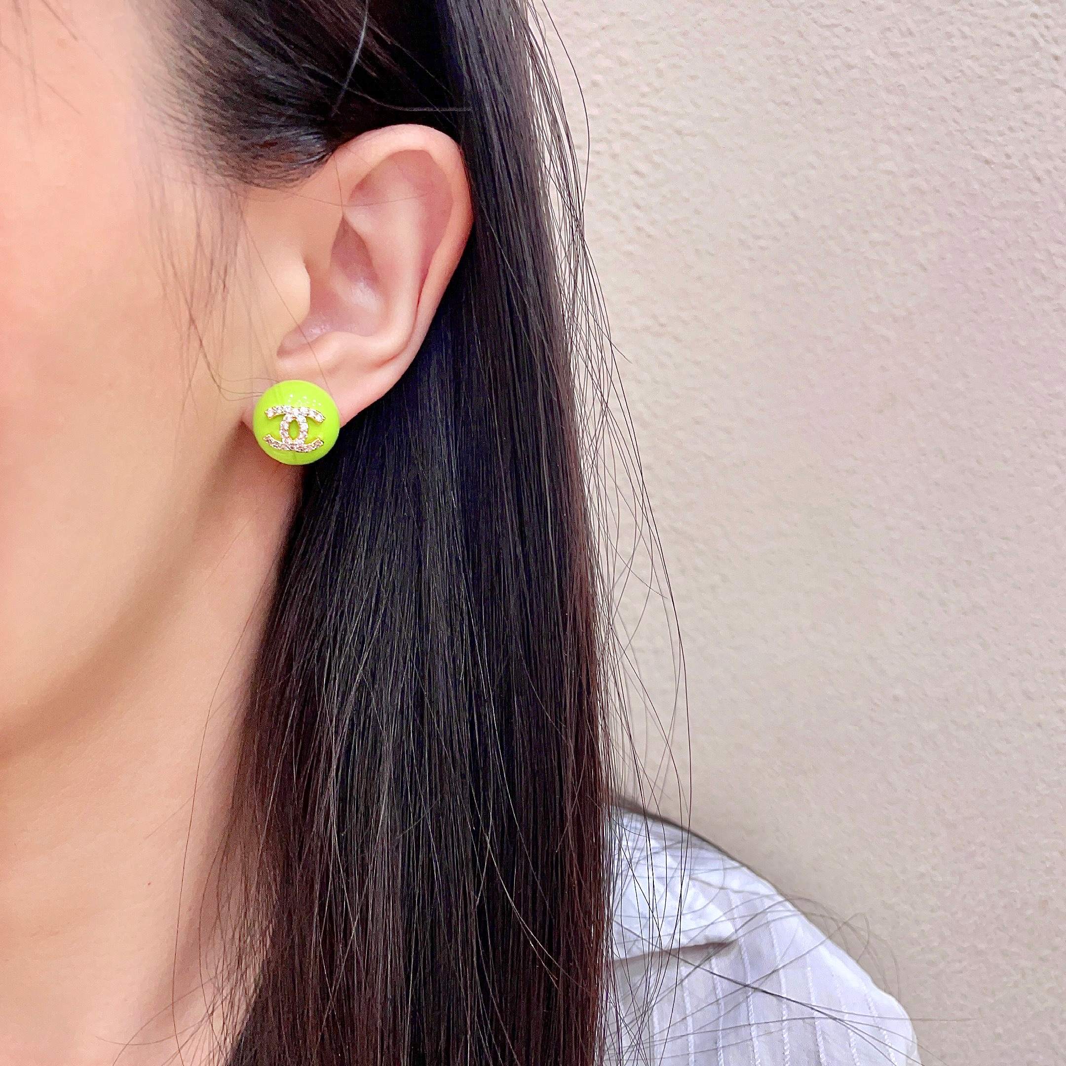 CHANEL 26S CHANEL CC LOGO PAVE CRYSTAL STUD EARRINGS IN NEON GREEN ENAMEL WITH GOLD METAL 633308