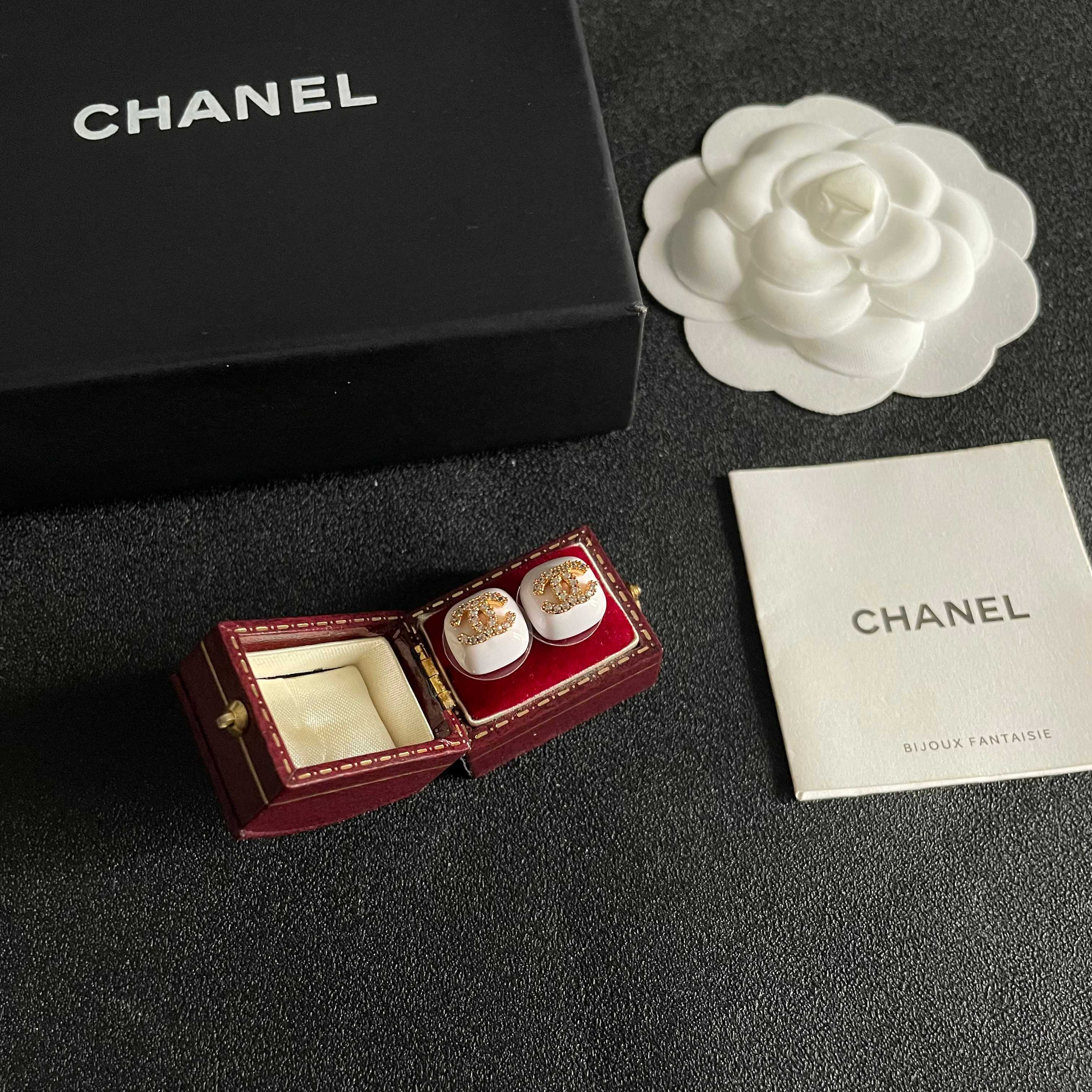 CHANEL 26S CHANEL CC LOGO PAVE CRYSTAL STUD EARRINGS IN WHITE ENAMEL WITH GOLD METAL 633309