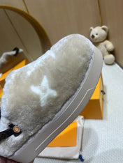 ASPEN COMFORT CLOG IN KHAKI BEIGE MIX WHITE FLEECE