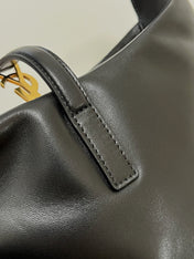 LE 5 À 7 BAG 24 BLACK GLOSSY CALFSKIN HOBO