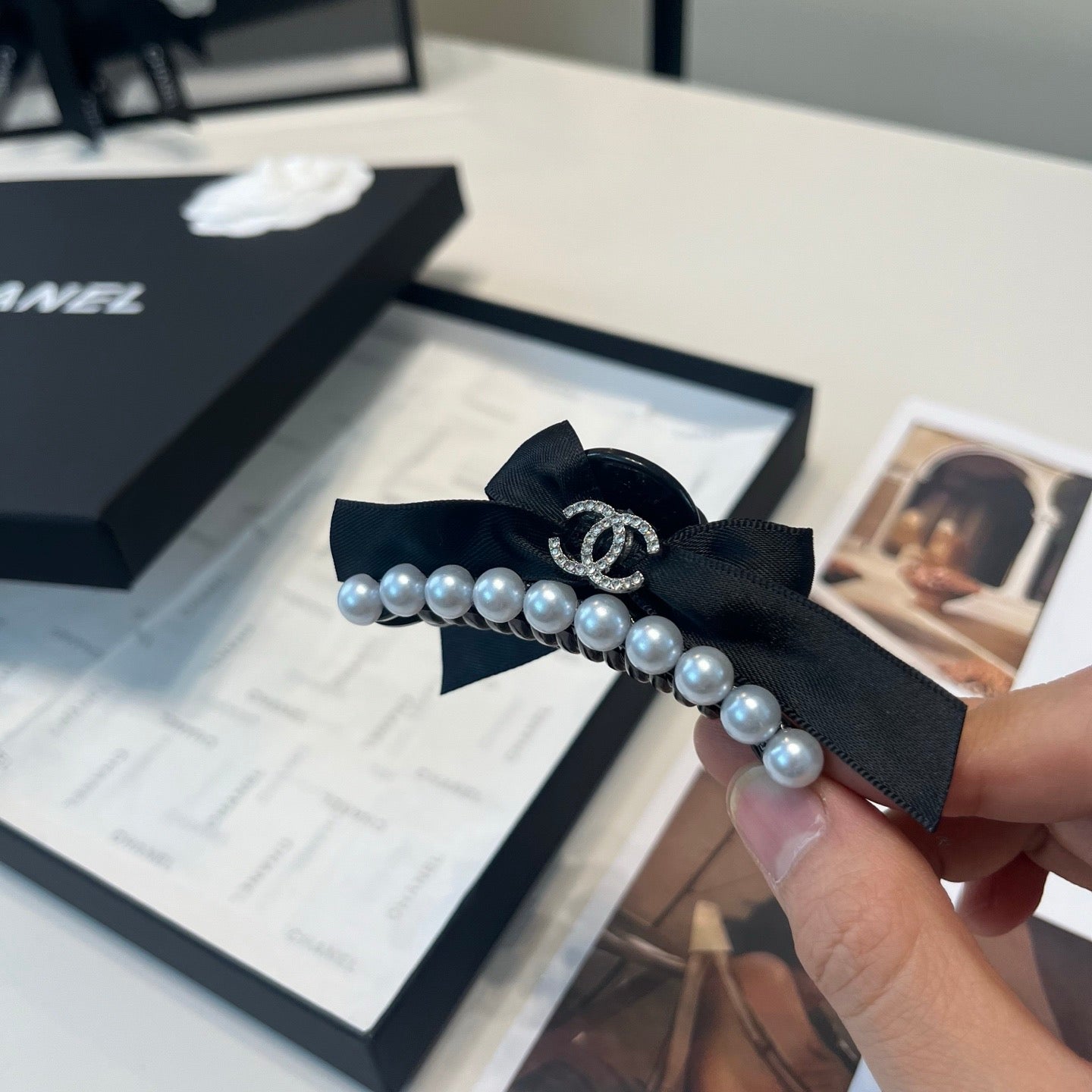 CHANEL 26S HAIR CLIP IN BLACK BOW PEARL 505323
