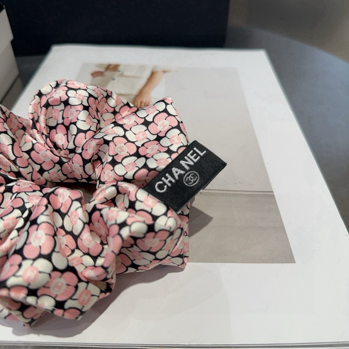 CHANEL 26S SCRUNCHIE HAIR TIE IN MULTICOLOR PREMIUM SILK505304