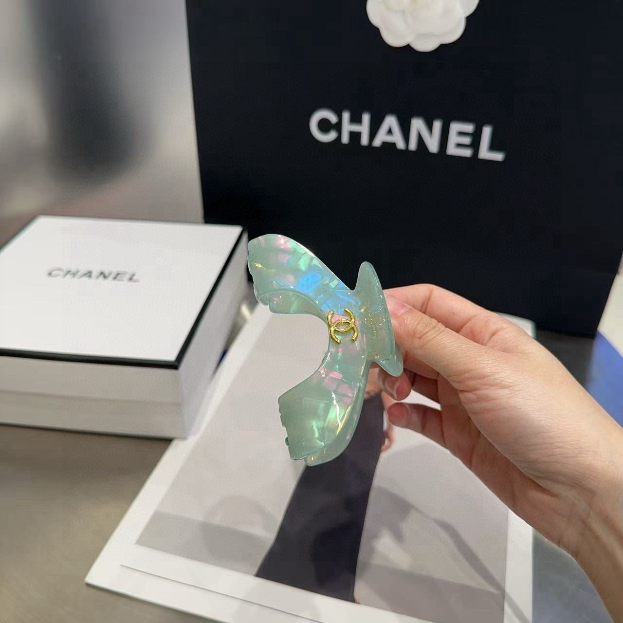 CHANEL 26S CLAW HAIR CLIP IN GREEN ACRYLIC 512101
