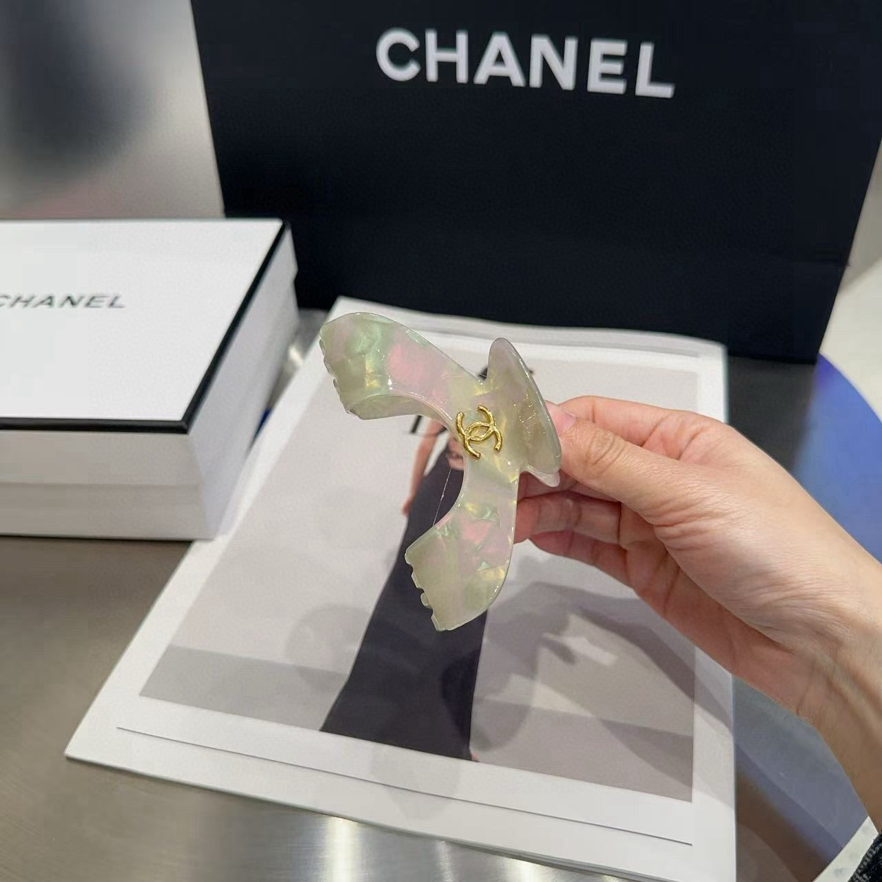 CHANEL 26S CLAW HAIR CLIP IN BEIGE ACRYLIC 512099