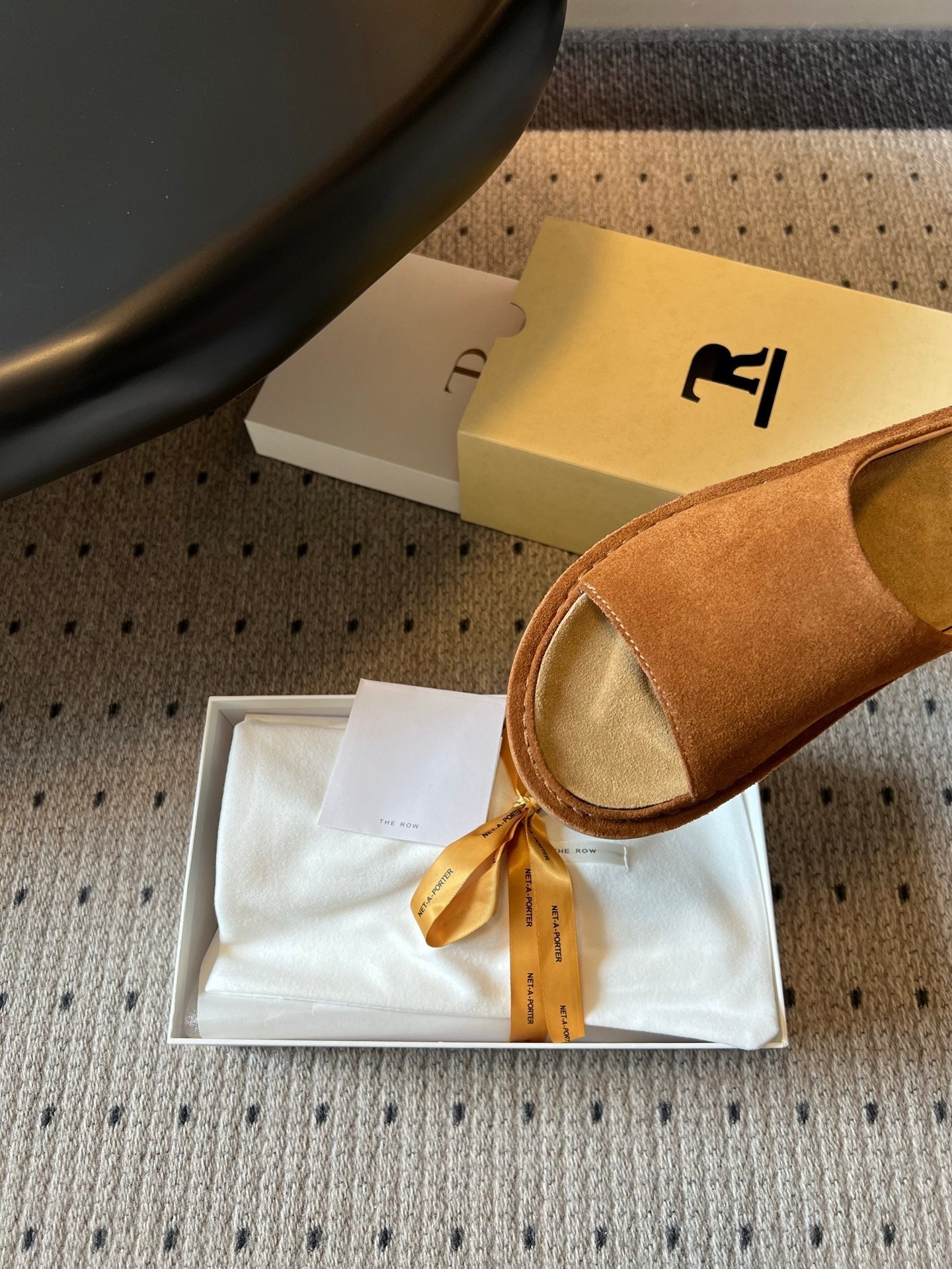 THE ROW 26S THONG SANDALS IN CARAMEL BROWN SUEDE