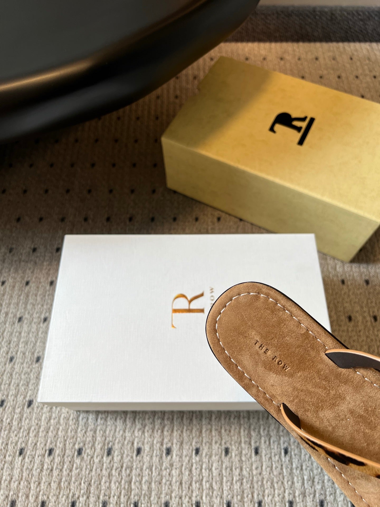 THE ROW 26S THONG SANDALS IN BROWN SPOTTED CALF HAIR AND SUEDE
