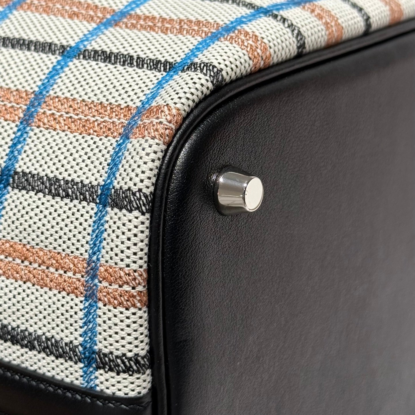 PICOTIN LOCK 18 BAG IN BLACK CALFSKIN ÉCRU/NOIR/FAUVE/NOIR/BLEU ZANZIBAR EMBROIDERY PLAID CANVAS