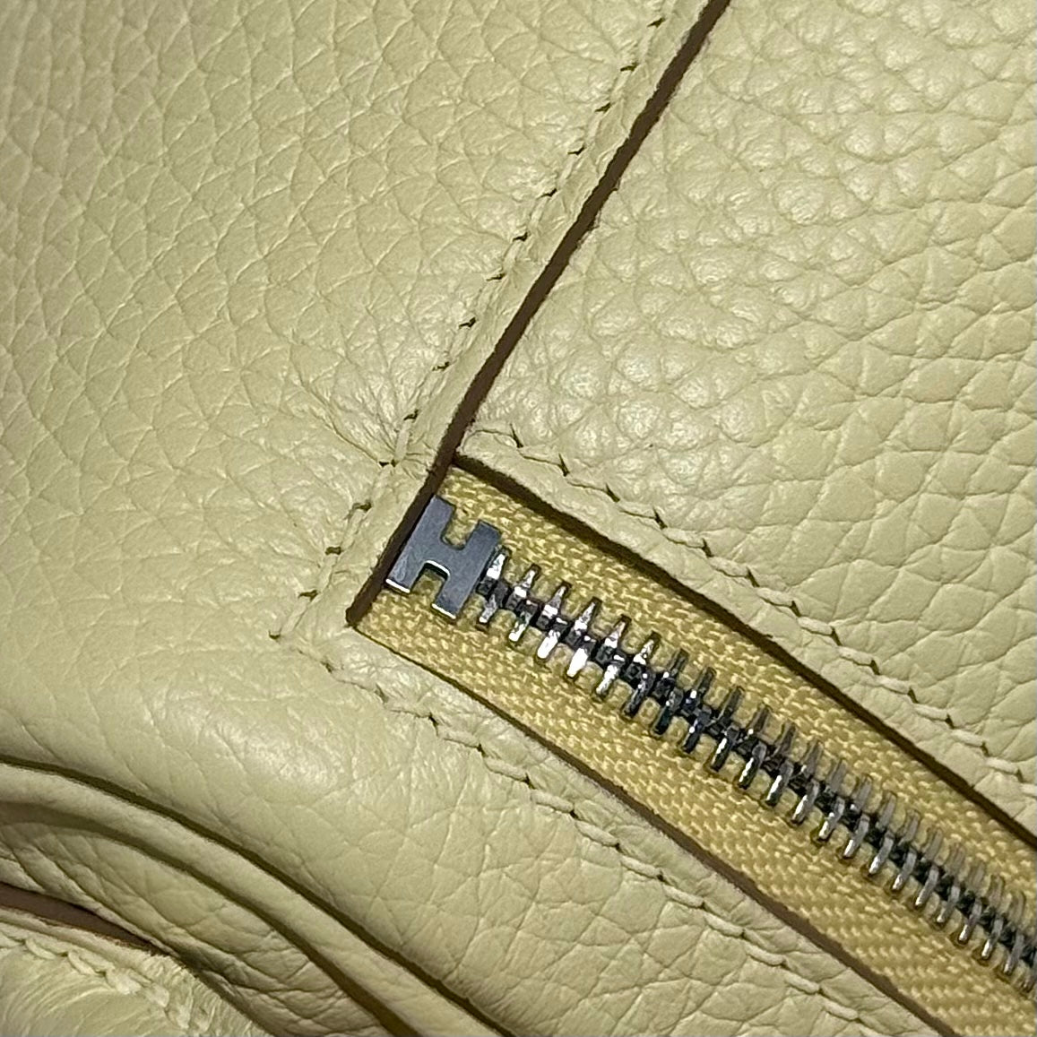 HERMES 25S MINI LINDY 19 IN PASTEL YELLOW CALFSKIN SILVER HARDWARE