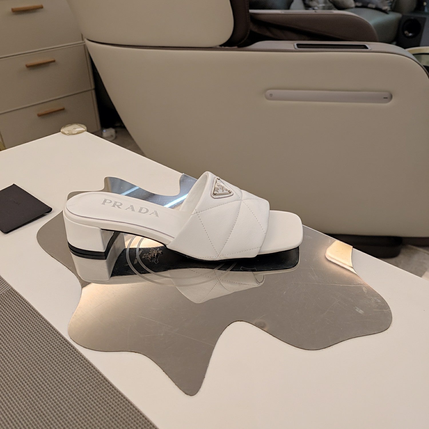 PRADA 26S LOW HEEL OPEN TOE MULES 45MM IN WHITE QUILTED CALFSKIN WITH LOGO