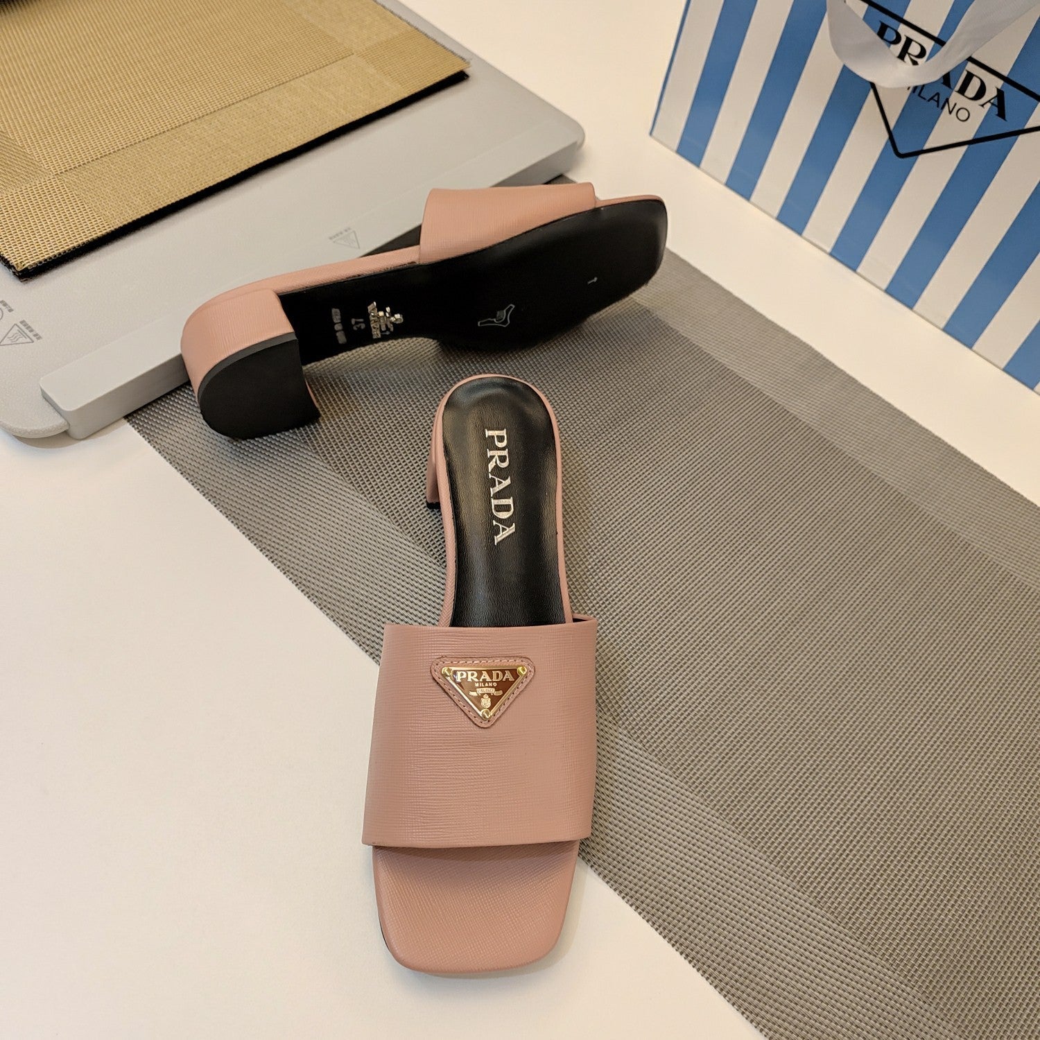 PRADA 26S OPEN TOE MULES 45MM IN BLUSH PINK SAFFIANO CALFSKIN WITH LOGO