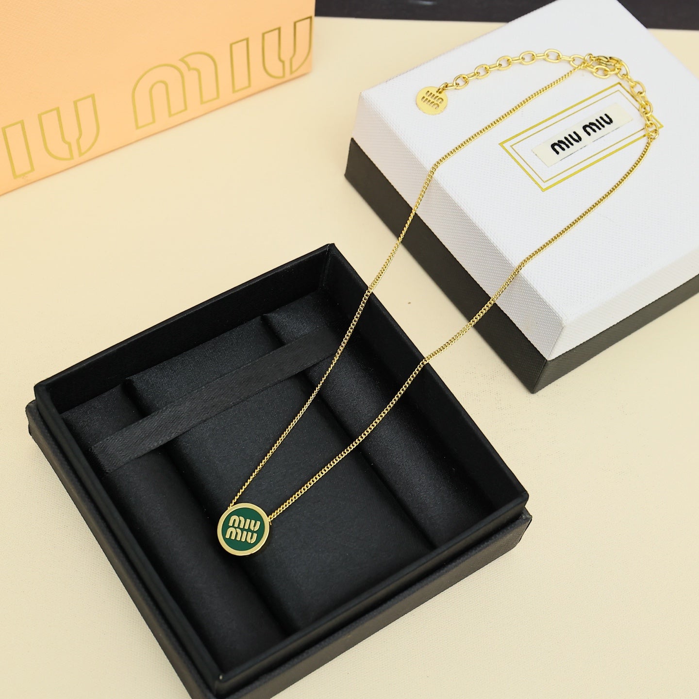 MIUMIU 26S ROUND LOGO PENDANT NECKLACE IN GREEN ENAMEL AND GOLD TONE METAL 612608