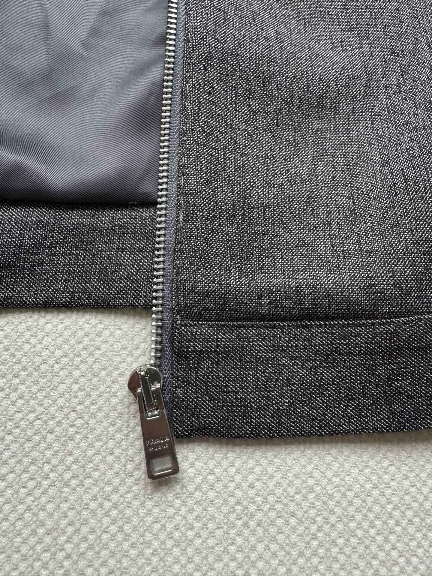 PRADA 26S SUIT 650