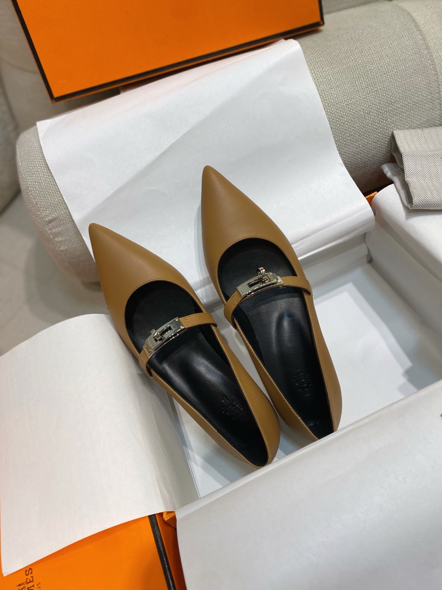 HM 26S KELLY BUCKLE MARY JANE POINTED FLATS IN BROWN CALFSKIN