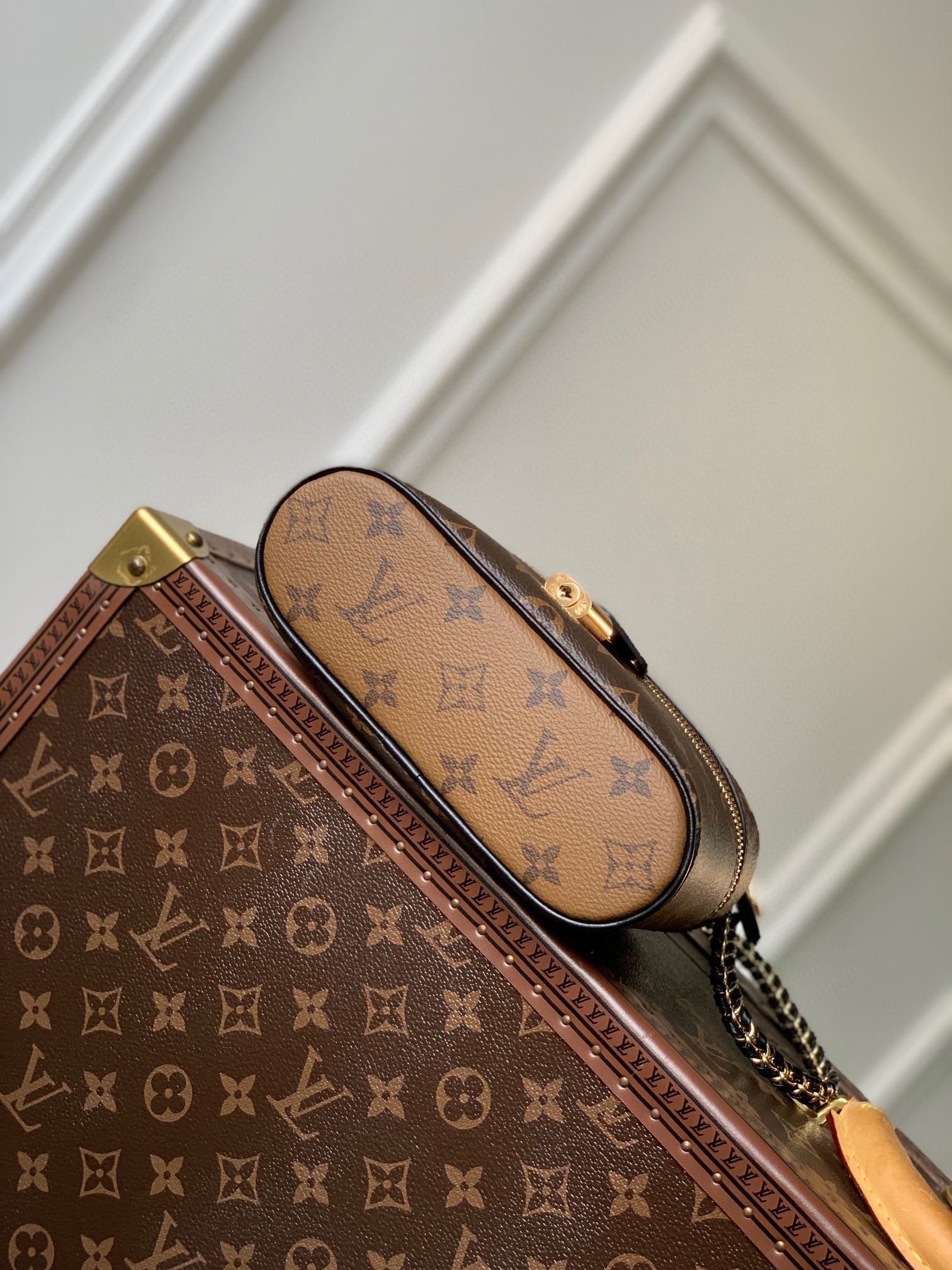 VANITY CHAIN POUCH 19 MONOGRAM REVERSE CANVAS