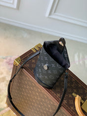 ENVELOPE POUCH 18 IN BLACK MONOGRAM ECLIPSE CANVAS