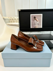 SQUARE TOE PUMPS IN CHOCOLATE GLOSSY CALFSKIN ATTACHED BOW
