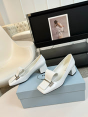 SQUARE TOE PUMPS IN WHITE GLOSSY CALFSKIN ATTACHED BOW