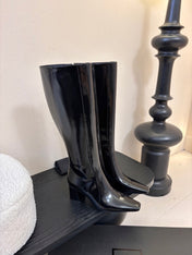 YSL 26S KNEE-HIGH HEELED BOOTS IN BLACK SHINY CALFSKIN