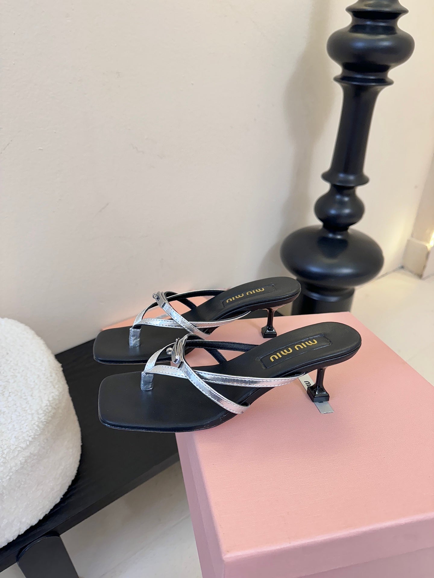 MIUMIU 26S LOW-HEEL THONG SANDALS IN BLACK AND SILVER CALFSKIN