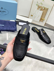 TRIANGLE LOGO MULES IN BLACK CALFSKIN