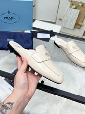 TRIANGLE LOGO MULES IN WHITE CALFSKIN