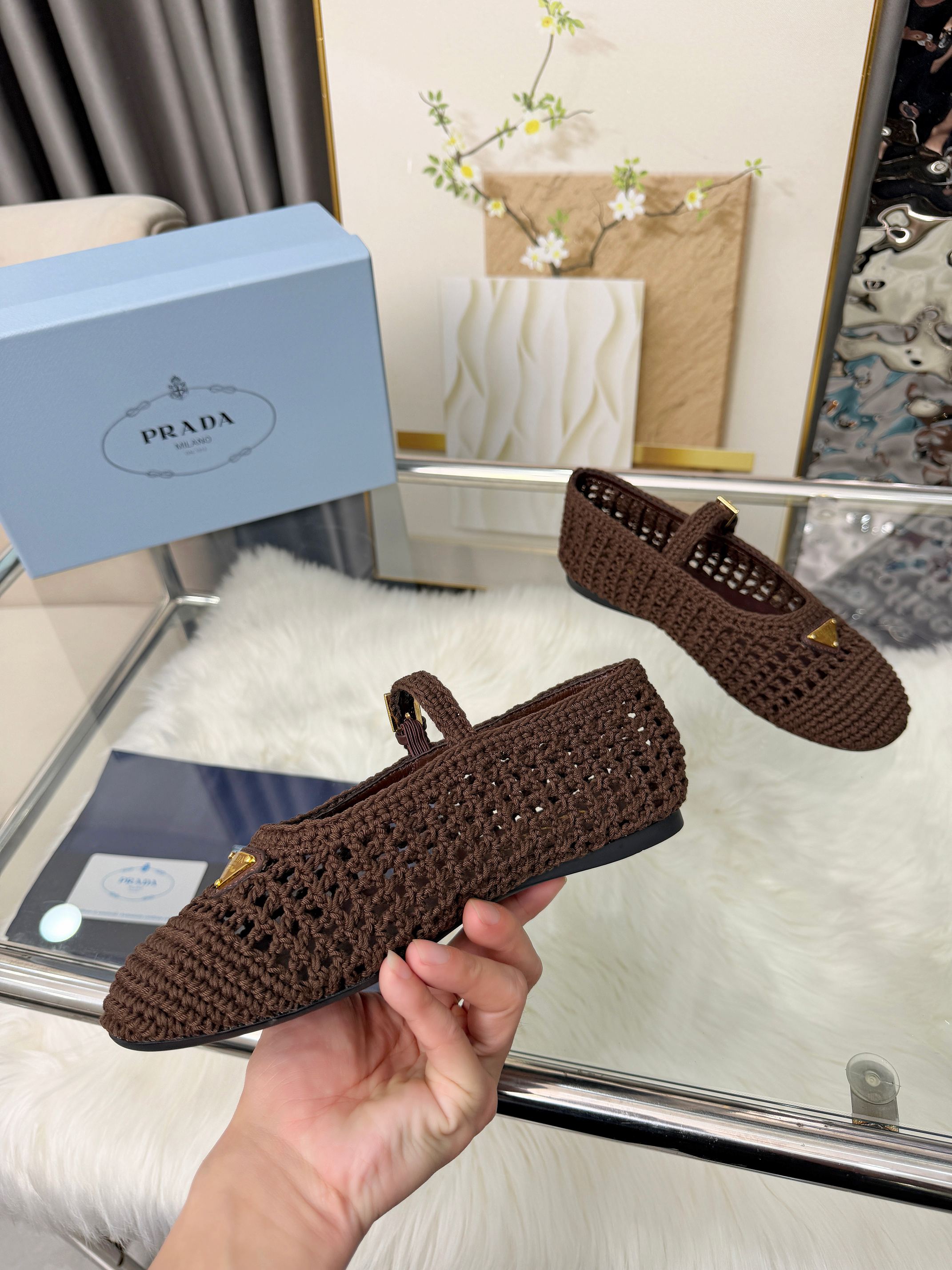 PRADA 26S MARY JANE FLATS IN DARK BROWN WOVEN RAFFIA WITH TRIANGLE LOGO