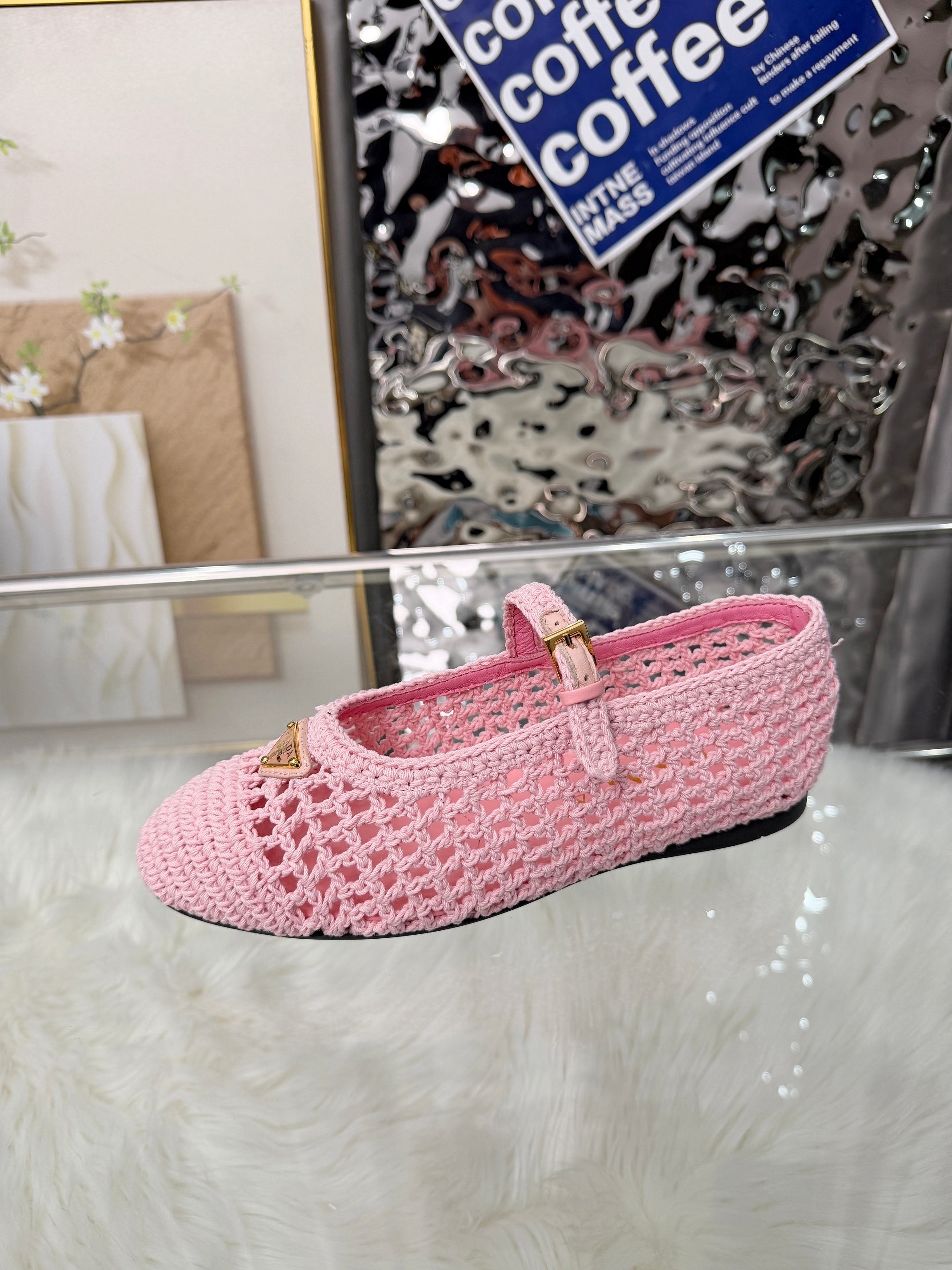 PRADA 26S MARY JANE FLATS IN PINK WOVEN RAFFIA WITH TRIANGLE LOGO