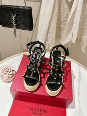 ROCKSTUD ANKLE STRAP WEDGE SANDAL IN BLACK CALFSKIN LEATHER 95 MM
