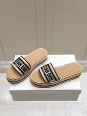 DWAY WEDGE SLIDES 45MM IN BEIGE AND BLACK FABRIC RAFFIA SOLE