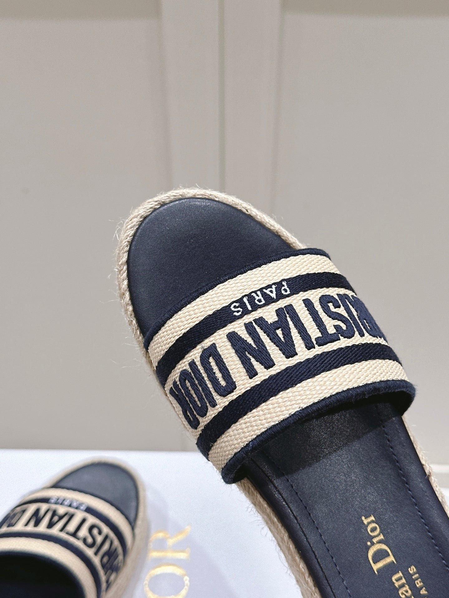 DWAY WEDGE SLIDES 45MM IN BLACK AND BEIGE FABRIC RAFFIA SOLE